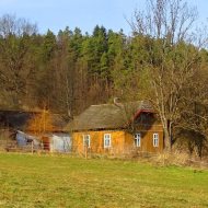 Drewniany dom na działce 25a - Postołów