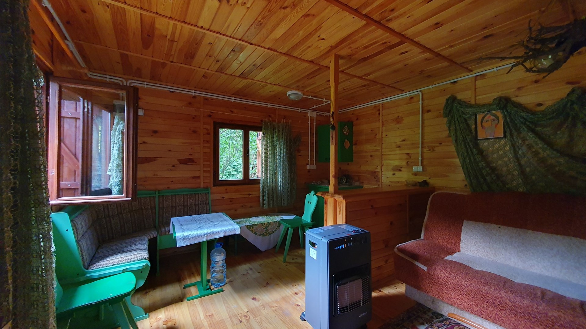 Atrakcyjna działka ROD z ładnym domkiem i krzewami