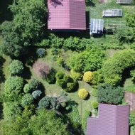 Atrakcyjna działka ROD z ładnym domkiem i krzewami