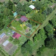 Atrakcyjna działka ROD z ładnym domkiem i krzewami