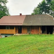 Wydrna, drewniany dom do remontu na działce 15a