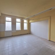 Lokal 65 m2 na parterze, dwa miejsca postojowe
