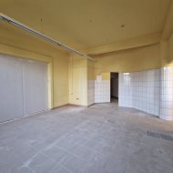 Lokal 65 m2 na parterze, dwa miejsca postojowe