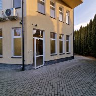 Lokal 65 m2 na parterze, dwa miejsca postojowe