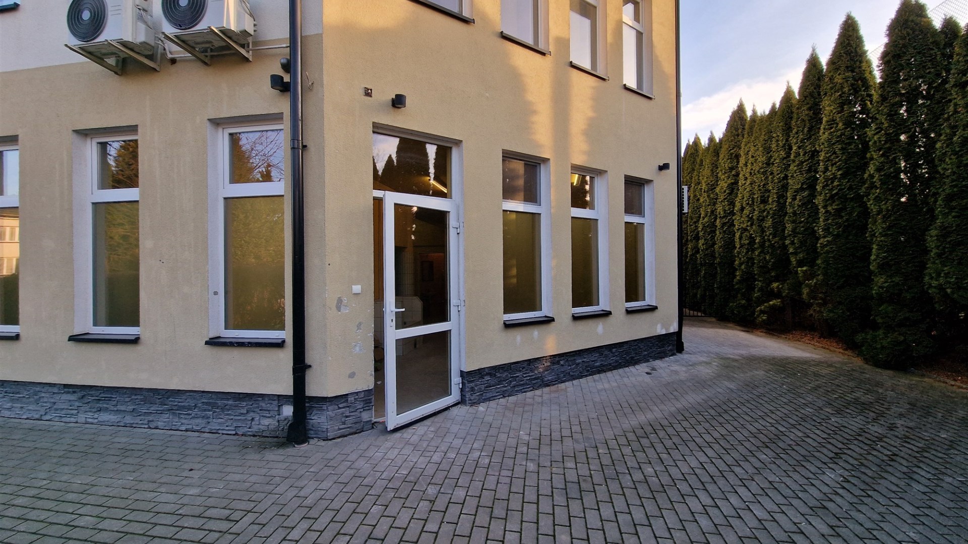 Lokal 65 m2 na parterze, dwa miejsca postojowe