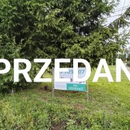 Działka z drewnianym domem w Falejówce 